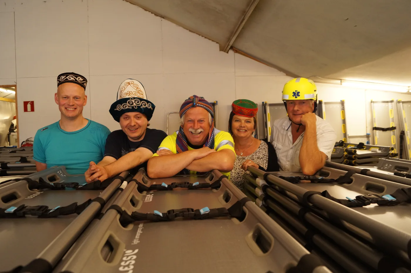 Et smilende LESS-team samlet rundt bårene på verkstedet i 2018.